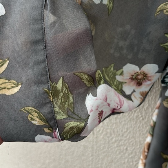 Women’s Plus Torrid Gray Floral Lexie Chiffon Babydoll Tunic Top Sheer Hi Low 1X - Picture 4 of 7